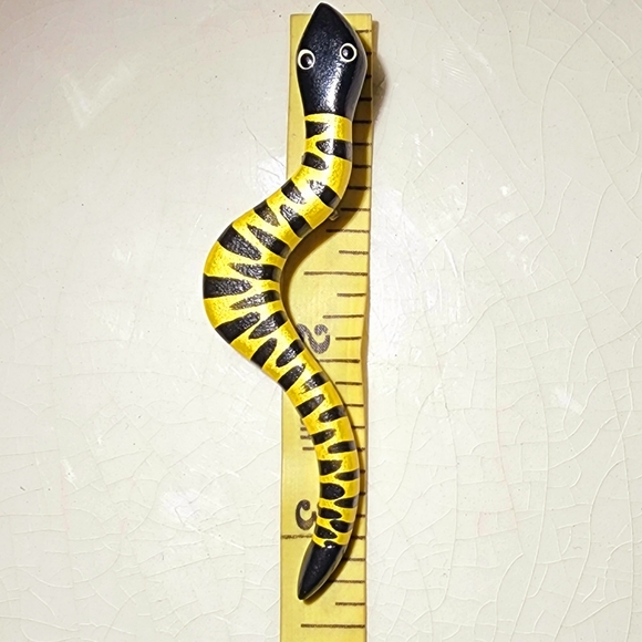 Handpainted black and yellow artisan snake brooch signed artist - Picture 5 of 6
